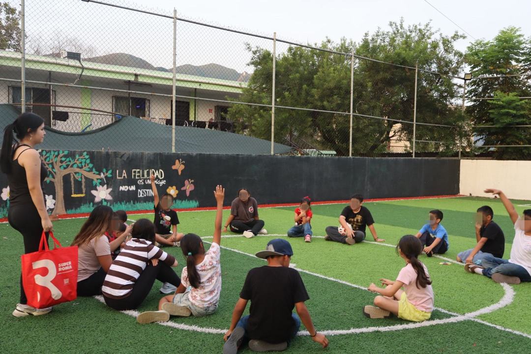 Voluntarios y niños sentados en círculo durante una jornada de KAIROS