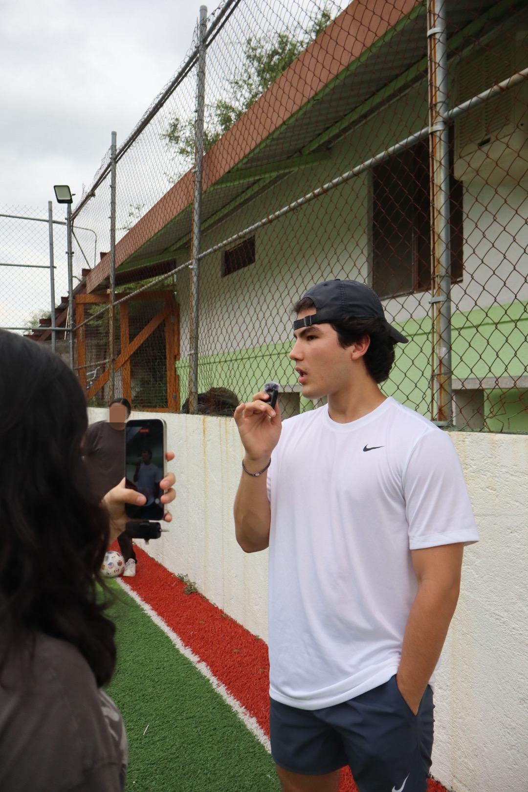 Integrante del equipo grabando contenido durante una jornada