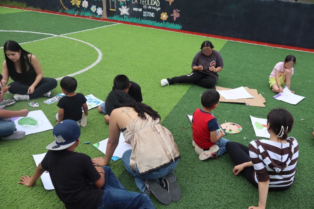 Taller de pintura con niños y voluntarias de KAIROS en la cancha
